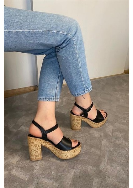 Kadın Siyah Tek Bantlı 10 cm Platfom Topuklu Mantar Taban Sandalet modelleri