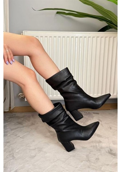 Kadın Nomire Siyah Deri Büzgülü Sivri Burun Kalın Topuklu Bot fiyatları