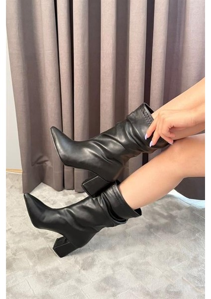 Kadın Nomire Siyah Deri Büzgülü Sivri Burun Kalın Topuklu Bot modelleri