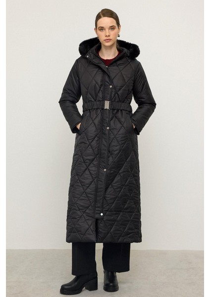 Çıkabilen Kürklü Kapüşonlu Fermuar Kapamalı Uzun Kapitone Mont Siyah 6791
