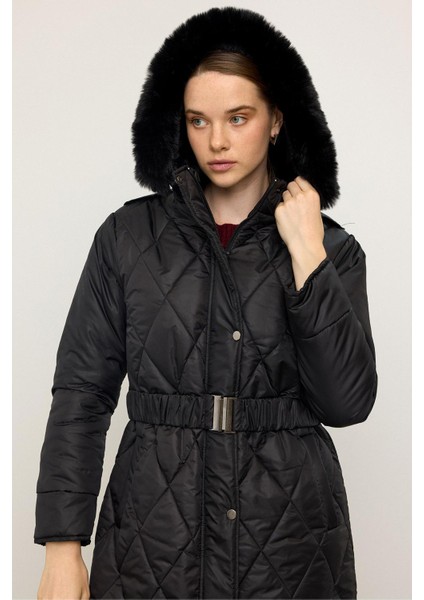 Çıkabilen Kürklü Kapüşonlu Fermuar Kapamalı Uzun Kapitone Mont Siyah 6791 modelleri
