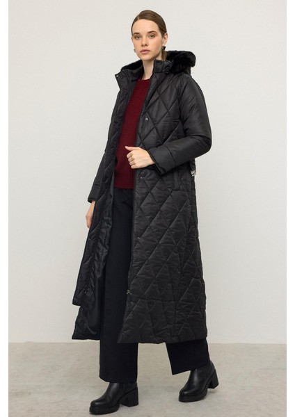 Çıkabilen Kürklü Kapüşonlu Fermuar Kapamalı Uzun Kapitone Mont Siyah 6791 fırsatları