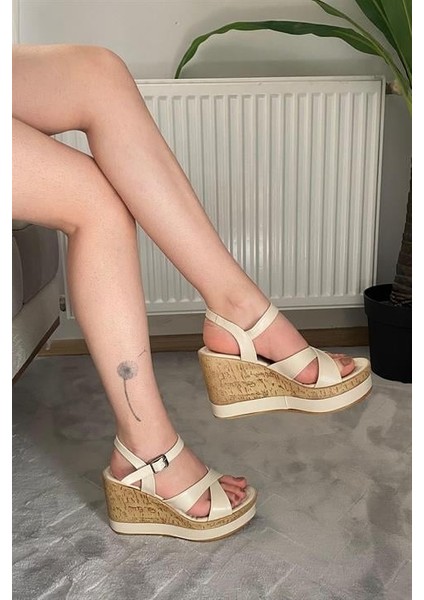 Kadın Bej Cilt Çapraz Bant Dolgu Taban Ayakkabı fiyatları