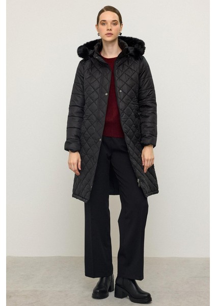Çıkabilen Kürklü Kapüşonlu Metal Aksesuarlı Kapitone Mont Siyah 6790