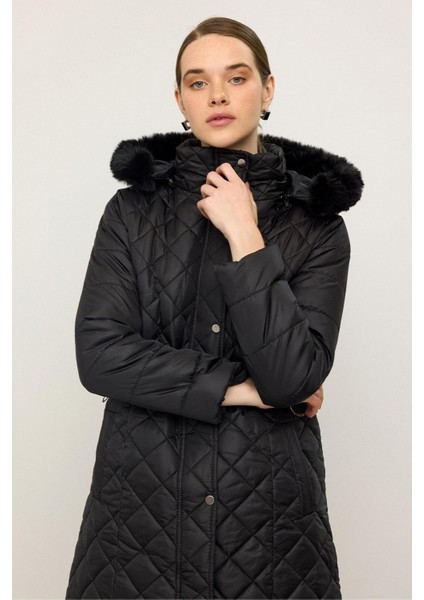 Çıkabilen Kürklü Kapüşonlu Metal Aksesuarlı Kapitone Mont Siyah 6790 modelleri