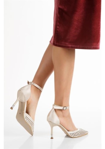 Kadın Bej Saten Kristal Taşlı 9 cm Teş Detaylı Ince Topuklu Sivri Burunlu Arkası Acık Stiletto