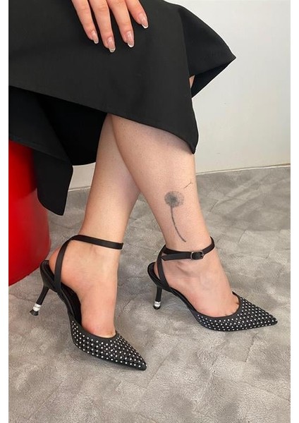 Kadın Siyah Saten Kristal Taşlı 9 cm Teş Detaylı Ince Topuklu Sivri Burunlu Arkası Acık Stiletto