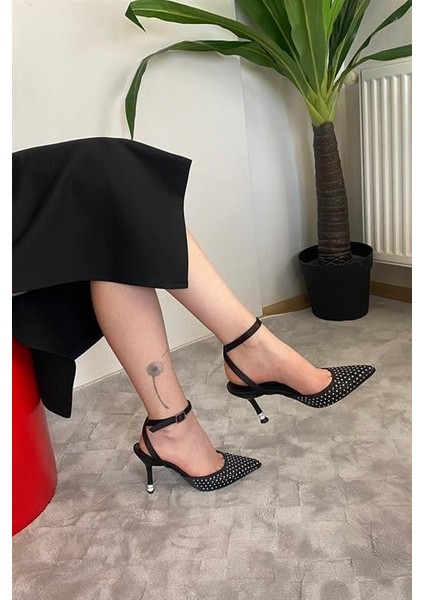 Kadın Siyah Saten Kristal Taşlı 9 cm Teş Detaylı Ince Topuklu Sivri Burunlu Arkası Acık Stiletto fiyatları