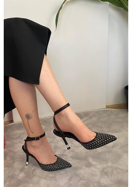 Kadın Siyah Saten Kristal Taşlı 9 cm Teş Detaylı Ince Topuklu Sivri Burunlu Arkası Acık Stiletto modelleri