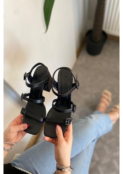 Kadın Siyah Cilt Üç Tokalı 9 cm Kalın Topuklu Aykkabı