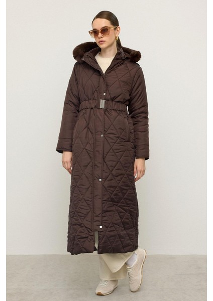 Çıkabilen Kürklü Kapüşonlu Fermuar Kapamalı Uzun Kapitone Mont Kahve 6791 fırsatları
