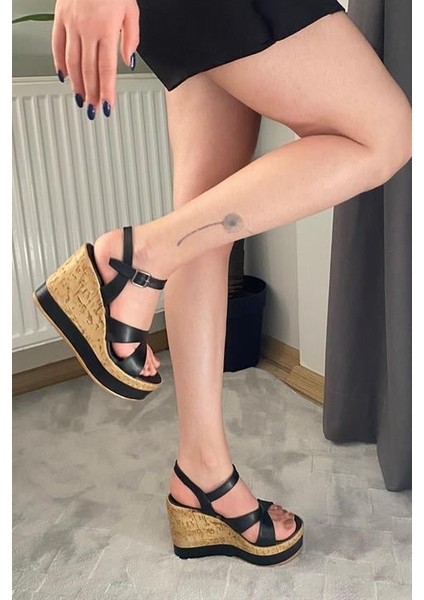 Kadın Siyah Cilt Çapraz Bant Dolgu Taban Ayakkabı