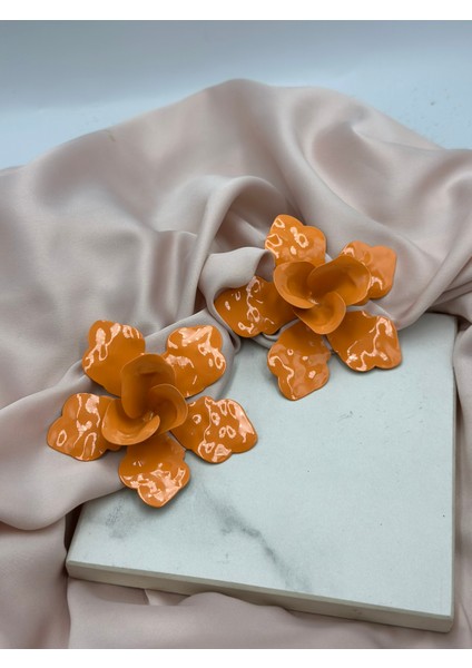 Turuncu Çiçek Figürlü Marka Model Küpe