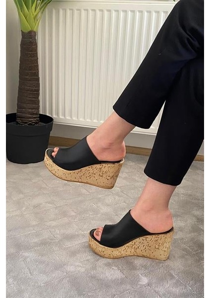Kadın Siyah Cilt 10 cm Tolgulu Mantar Taban Terlik K-920 fiyatları