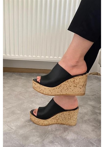 Kadın Siyah Cilt 10 cm Tolgulu Mantar Taban Terlik K-920 modelleri