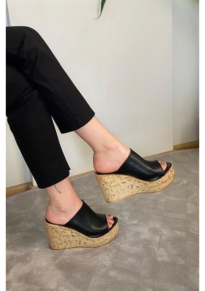Kadın Siyah Cilt 10 cm Tolgulu Mantar Taban Terlik K-920 fırsatları