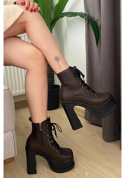 Kadın Kahverengi Bağcıklı Detaylı 12 cm Platform Topuklu Fermuarlı Bot modelleri
