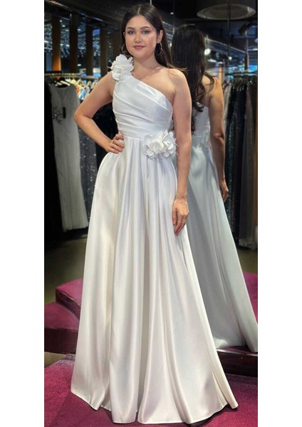 Beyaz Tek Omuzlu Çiçek Detaylı Kloş Etekli Saten Uzun Abiye Elbise 7659