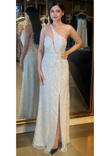 Beyaz Ince Askılı Sırt Dekolteli Yırtmaçlı Düz Kesim Pullu Boncuklu Uzun Abiye Elbise 11002