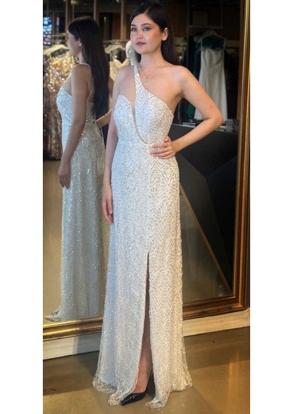 Beyaz Ince Askılı Sırt Dekolteli Yırtmaçlı Düz Kesim Pullu Boncuklu Uzun Abiye Elbise 11002 fiyatları