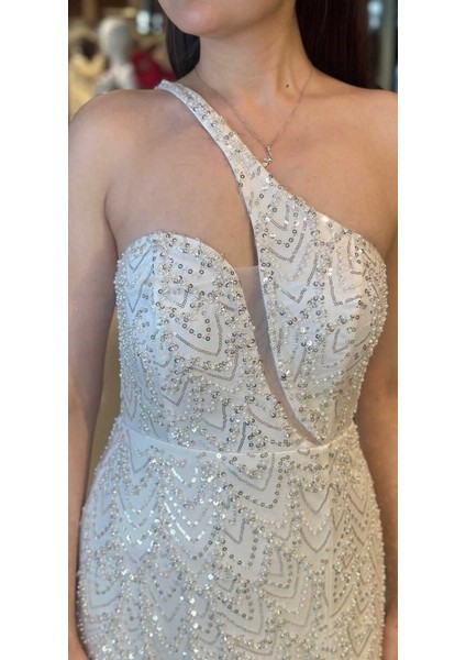 Beyaz Ince Askılı Sırt Dekolteli Yırtmaçlı Düz Kesim Pullu Boncuklu Uzun Abiye Elbise 11002 fırsatları