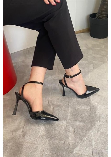 Kadın Siyah Rugan Bilekten Bağlamalı 10 cm Ince Topuklu Ayakkabı