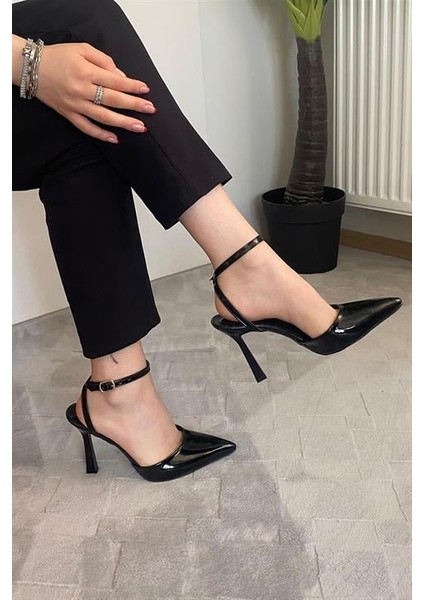 Kadın Siyah Rugan Bilekten Bağlamalı 10 cm Ince Topuklu Ayakkabı fırsatları