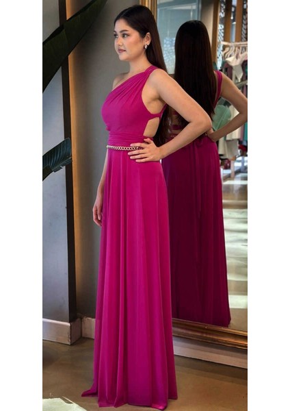 Fuşya Tek Omuzlu Zincir Detaylı Sırt Dekolteli Kloş Etekli Tül Uzun Abiye Elbise 7436 modelleri