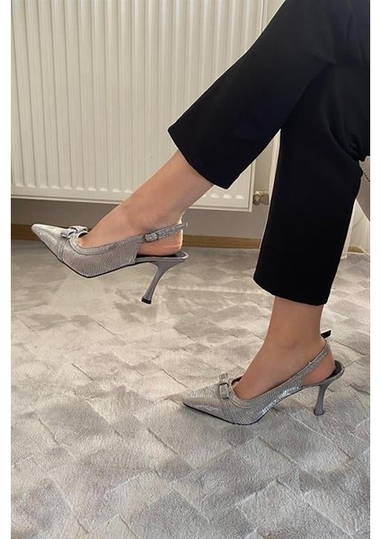 Kadın Gümüş Simli Fiyonk Detaylı Arkası Acık 9 cm Ince Topuklu Ayakkabı