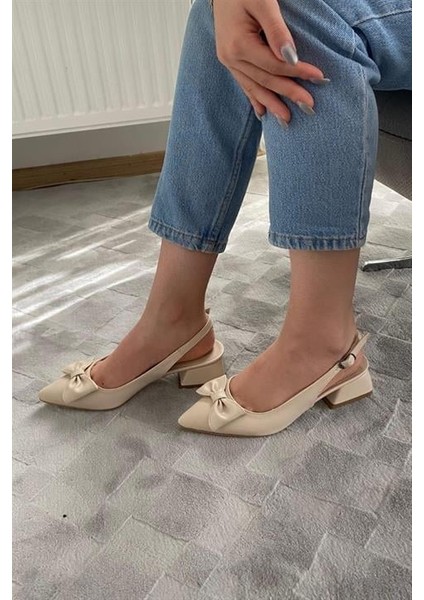 Pola Krem Cilt Arkası Acık Sivri Burun Fiyoklu Detaylı 4 cm Topuklu Ayakkabı indirimleri