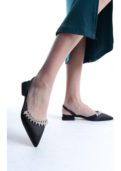 Kadın Siyah Saten Taşlı Arkası Açık Lastikli 2,5 cm Kısa Blok Topuklu