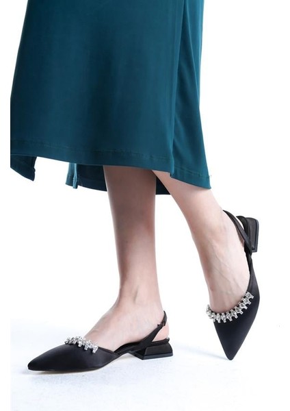 Kadın Siyah Saten Taşlı Arkası Açık Lastikli 2,5 cm Kısa Blok Topuklu modelleri