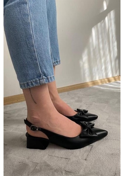 Siyah Cilt Arkası Acık Sivri Burun Fiyoklu Detaylı 4 cm Topuklu Ayakkabı indirimleri