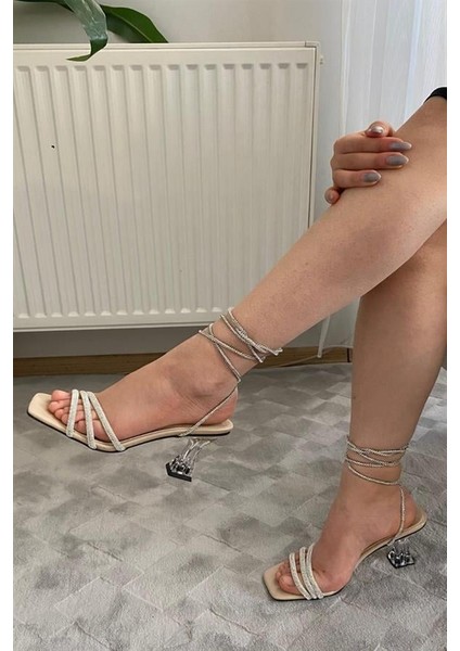 Kadın Krem Rugan Taşlı Bilekten Bağlamalı Şeffaf Topuklu Ayakkabı