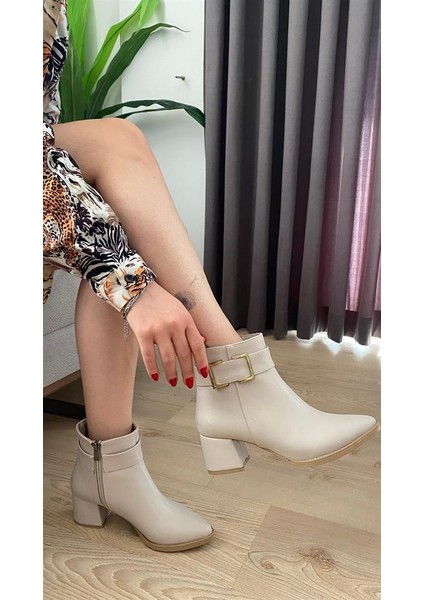 Kadın Krem Cilt Kare Toka ( 6 cm ) Topuklu Sivri Burun Bot