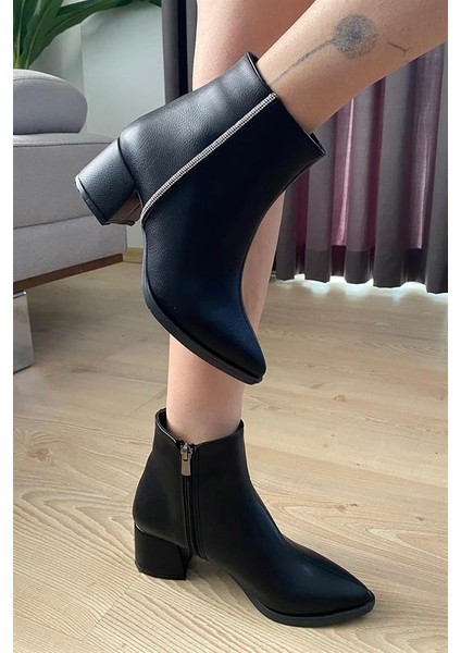 Kadın Siyah Cilt Yandan Taşlı ( 6 cm ) Topuklu Sivri Burun Bot