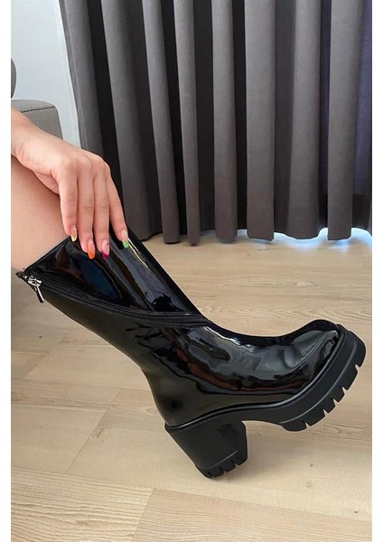 Kadın Siyah Rugan Döner Fermuarlı Çizme