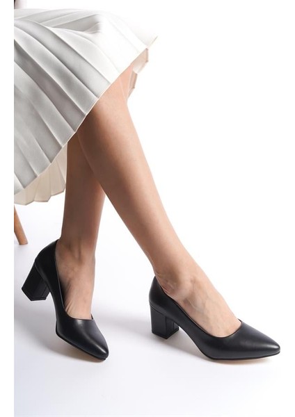 Kadın Siyah Deri 6 cm Kalın Topuklu Hafif Sivri Burunlu Klasık Ayakkabı