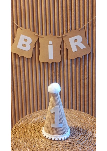 1 Yaş Şapka Jüt Kumaş Beyaz Ponponlu Şapka Doğum Günü Şapkası Bir Şapka Ponponlu Çuval Kumaşlı fiyatları