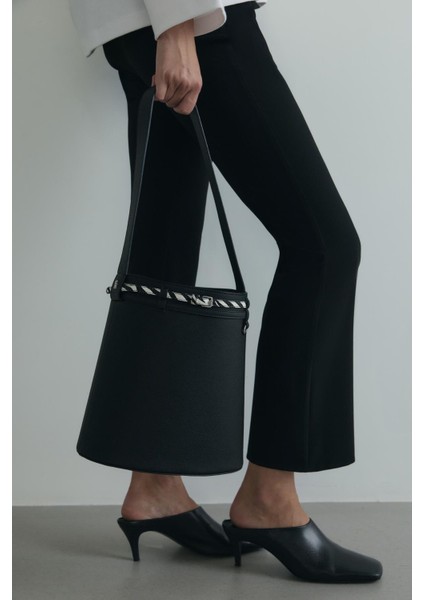 Siyah Lora Kemerli Deri Çanta