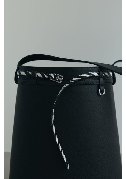 Siyah Lora Kemerli Deri Çanta fiyatları