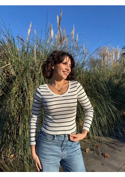 V Yaka Çizgili Bluz Beyaz A3699