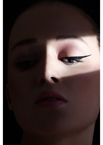 Su Geçirmez Siyah Krem Eyeliner 3 g – Yoğun Renk Veren Jel Formül, Kolay ve Pürüzsüz Uygulama