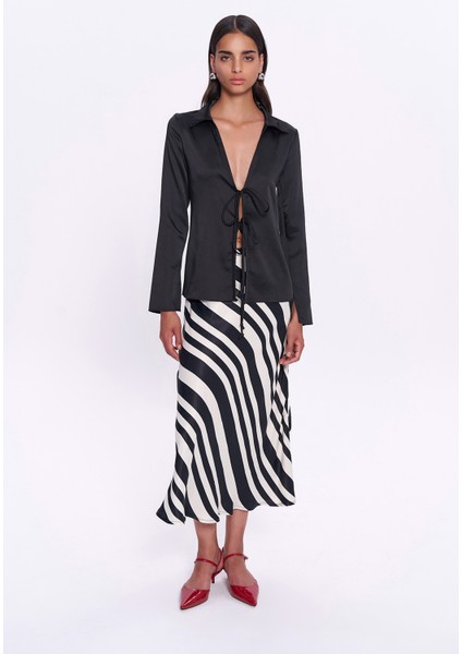 Bağlama Detaylı Dekolteli Saten Bluz Siyah modelleri