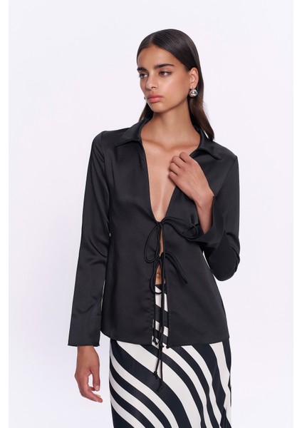 Bağlama Detaylı Dekolteli Saten Bluz Siyah fırsatları