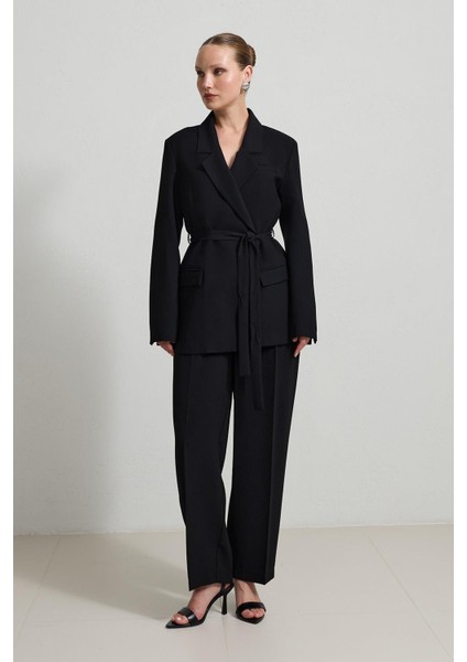 Siyah Belden Bağlama Detaylı Ceket Rahat Kesim Pantolonlu Takım