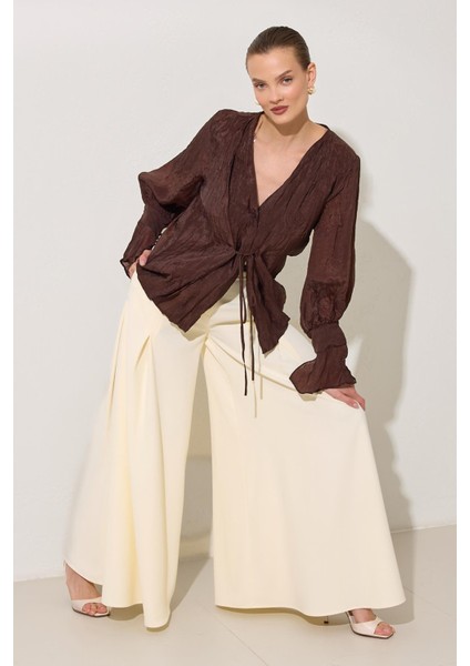 Kahverengi Dökümlü V Yaka Kuşak Detaylı Rahat Kesim Bluz fiyatları