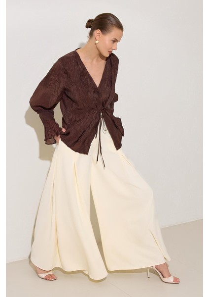 Kahverengi Dökümlü V Yaka Kuşak Detaylı Rahat Kesim Bluz modelleri