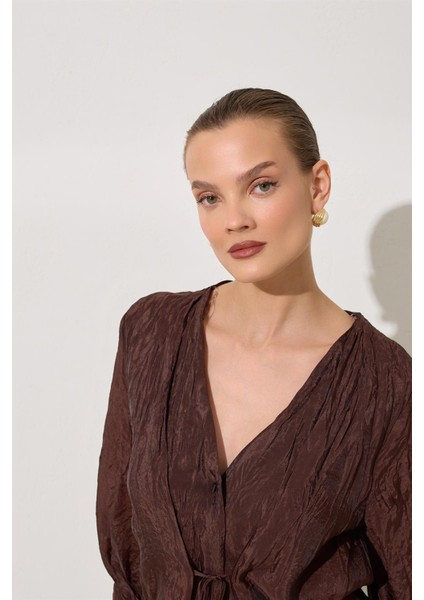 Kahverengi Dökümlü V Yaka Kuşak Detaylı Rahat Kesim Bluz fırsatları