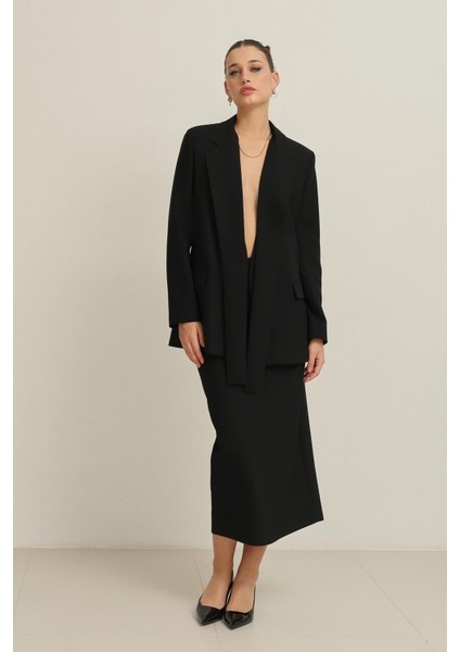 Siyah Yaka Detaylı Ceket